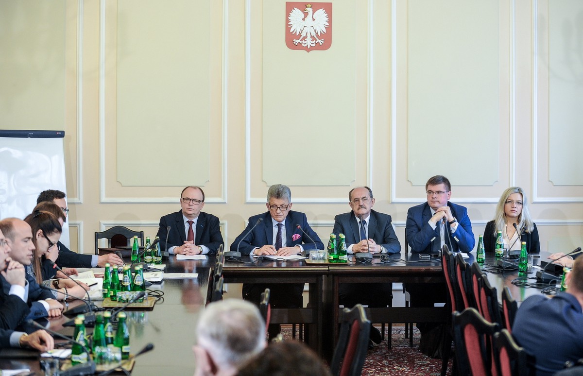 Za pozytywną opinią dla kandydatury Jędrzejewskiego było 16 posłów, 11 przeciw