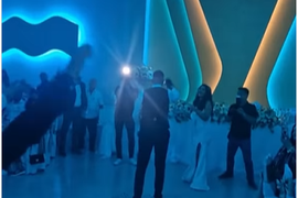 Ovo je NAJNOVIJI OBIČAJ NA SRPSKIM SVADBAMA: Ljudi gledaju ovaj snimak veselja i doživljavaju TRANSFER BLAMA - "Bože me sačuvaj i sakloni!"