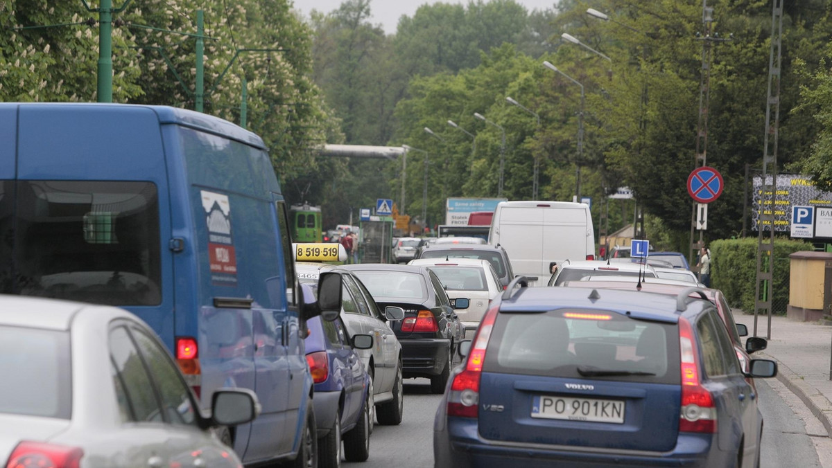 "Polska Głos Wielkopolski": 54 godziny na ulicach Głogowskiej i Naramowickiej, 63 na Gdyńskiej, 50 na Obornickiej i "zaledwie" 44 na Grunwaldzkiej. Tyle godzin spędzają rocznie kierowcy podróżujący tymi ulicami. Tak wynika z raportu przygotowanego przez portal internetowy korkowo.pl.