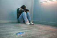 Ojciec z synem idą wyzywać dziewczyny. "Przemoc? Jaka przemoc. Niewinny żart!"