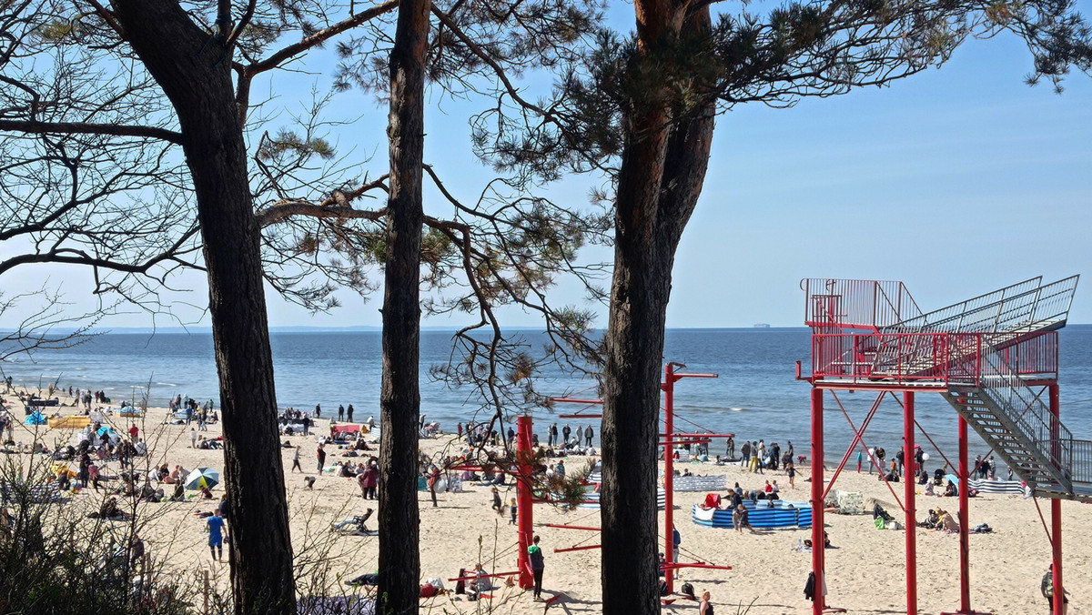 Tragedia na plaży w Stegnie. Pomoc blokowały parawany, mężczyzna zmarł