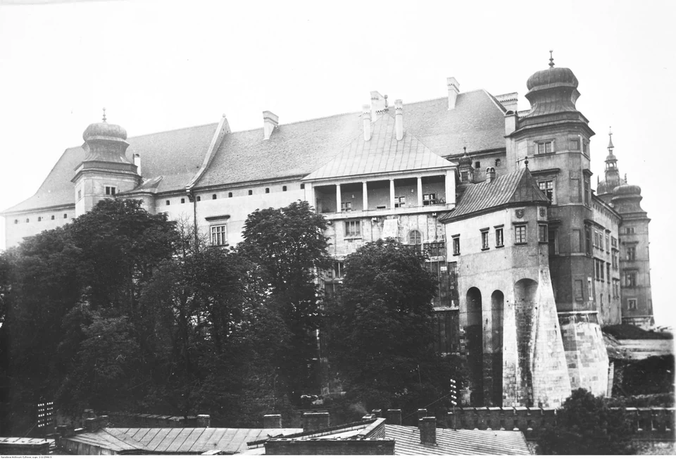 Wawel w Krakowie. Wschodnie skrzydło Zamku Królewskiego. Widoczna wieża Kurza Stopka (1927)