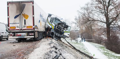 Horror! Ciężarówka zawisła nad jeziorem