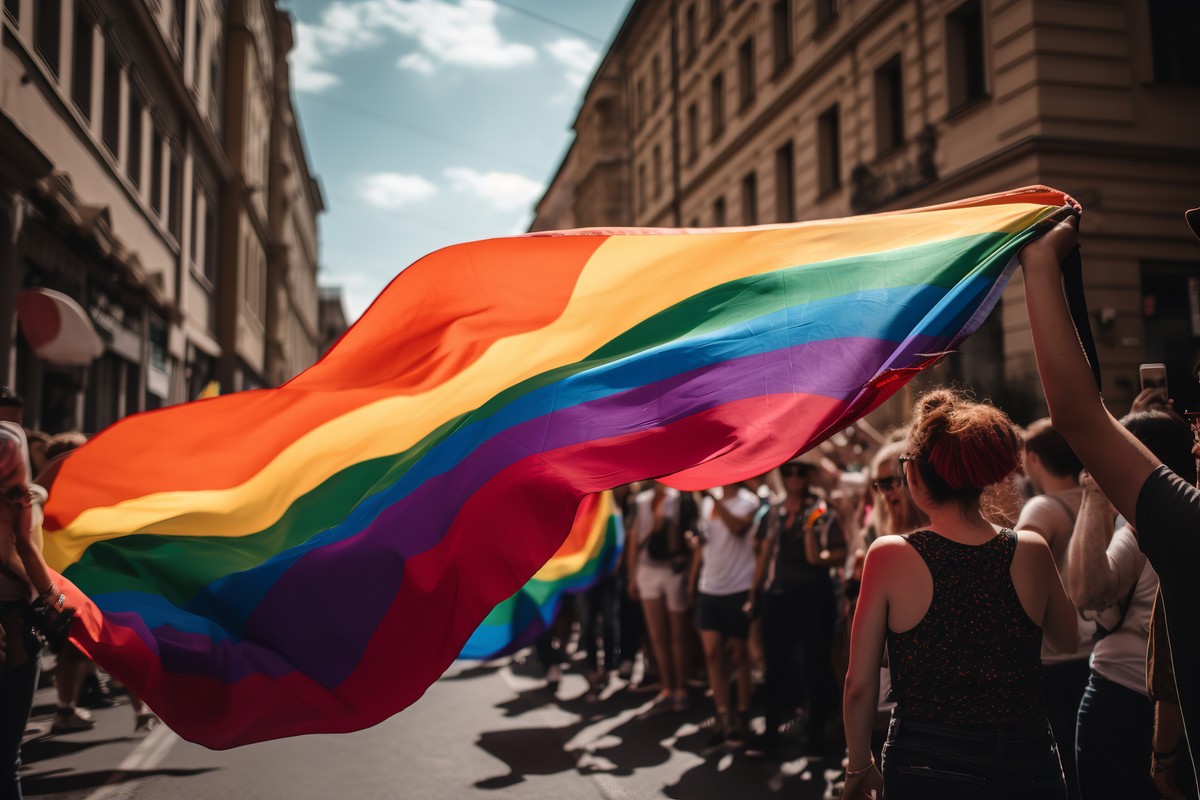 Parada LGBT, na pierwszy planie tęczowa flaga