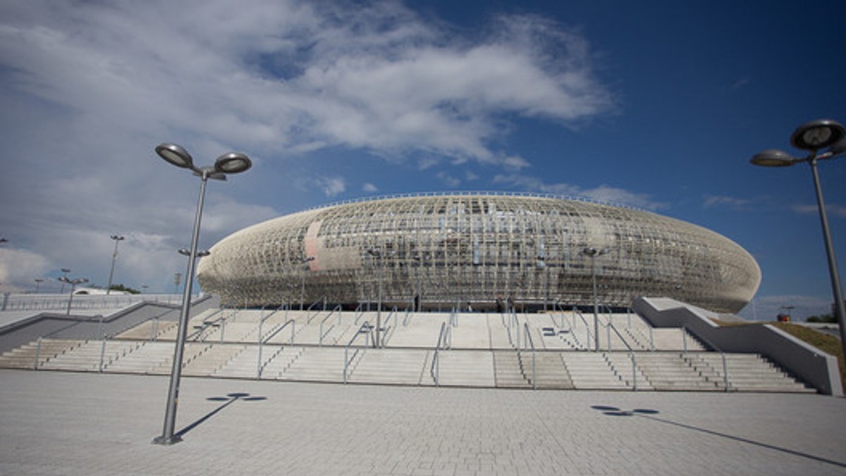 Kraków Arena nie dla zwykłych ludzi, ale dla tych bogatych. Przynajmniej tak jest na razie. Ceny biletów na koncerty, które w najbliższym czasie odbędą się w hali w Czyżynach, przyprawiają o zawrót głowy. Najtańsze wejściówki na koncerty Bryana Adamsa i Katy Perry kosztują 169 złotych. A na Eltona Johna - 195. Czytamy na stronie Radia Kraków.