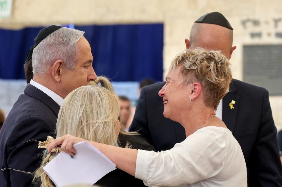 Benjamin Netanjahu i Iris Haim (desno) tokom komemoracije za Izraelce poginule na godišnjicu napada 7. oktobra, u Jerusalimu 27. oktobra 2024.