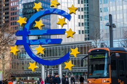 Europejska gospodarka hamuje, ale nie aż tak bardzo, jak wskazywały wstępne dane