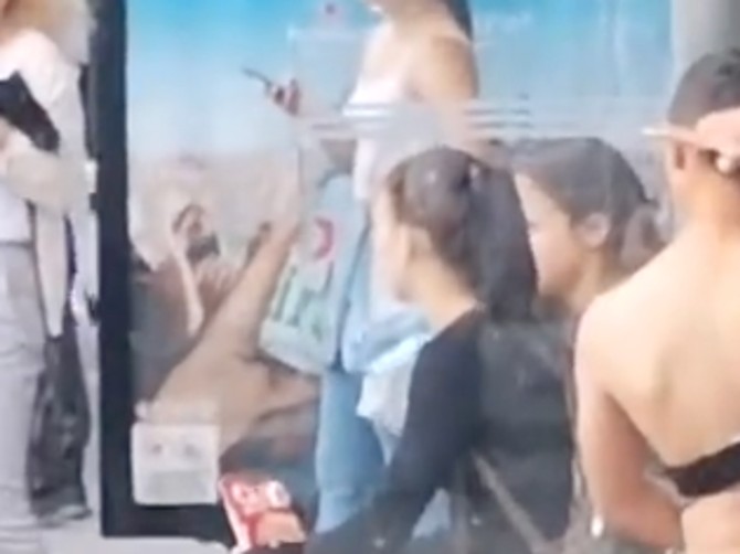 Osvanuo snimak kako gola žena šeta Beogradom