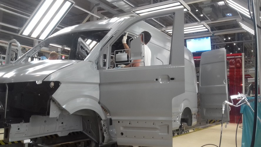 Pracownicy poprawiają ewentualne niedoróbki i korygują kalibrację urządzeń. Gdy linie produkcyjne ruszą pełną parą, nie będzie już ku temu okazji