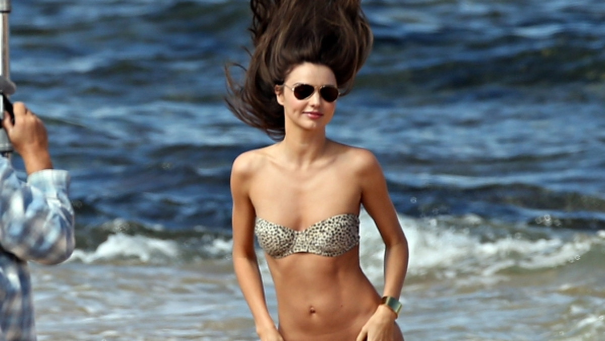 Ależ ona ma ciało! Miranda Kerr w bikini na plaży