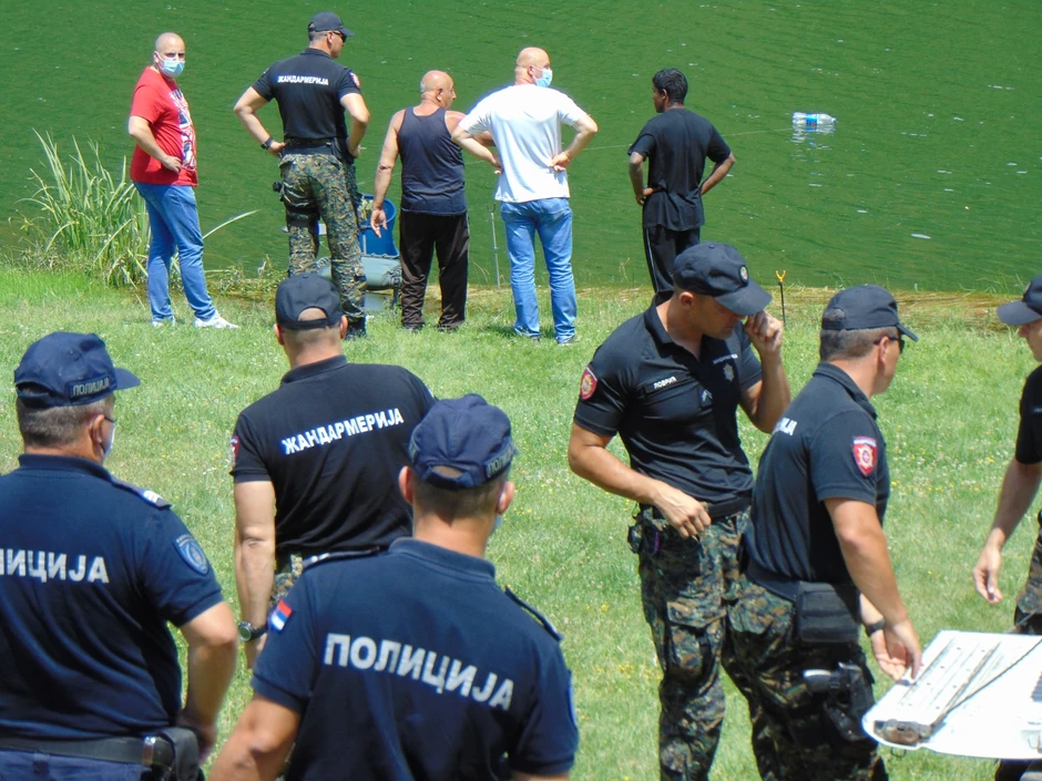 Brat bez reči stoji na obali i gleda u mesto gde se Bogoljub utopio