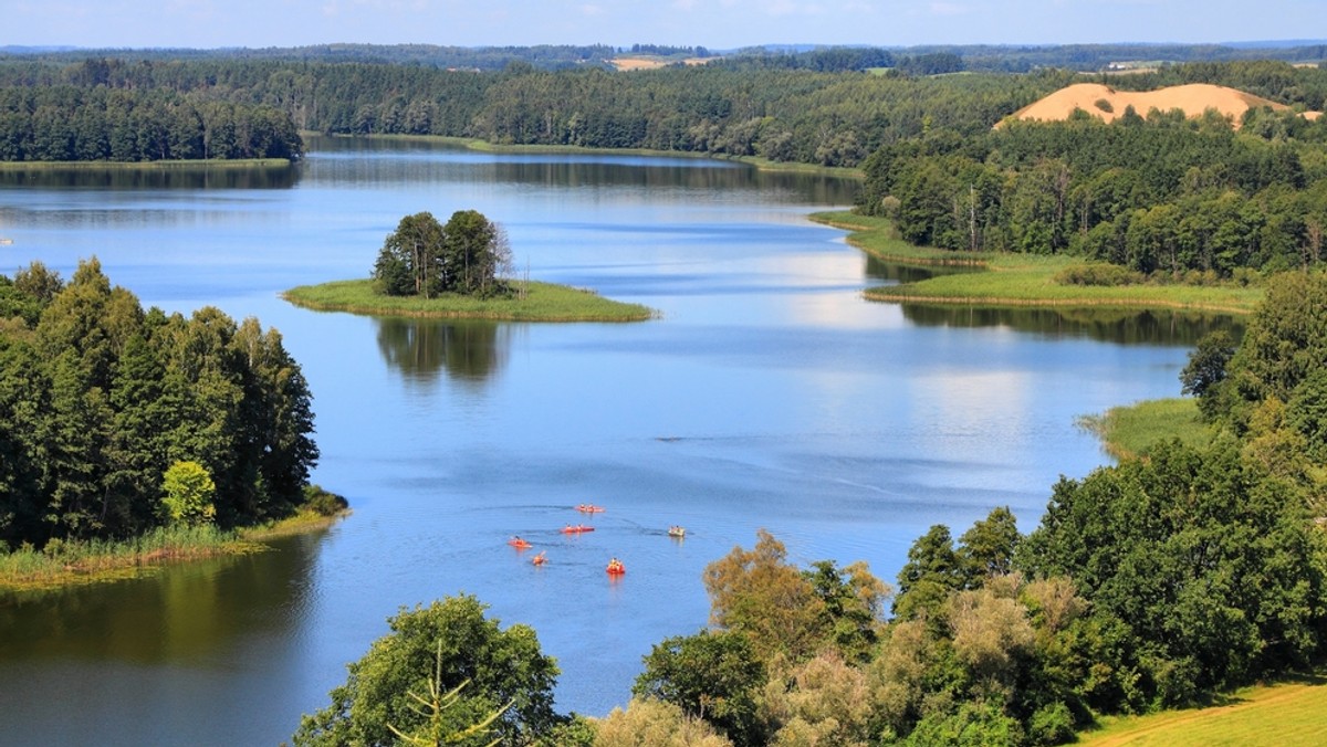 Dziś otwarto drogę wodną systemu Wielkich Jezior Mazurskich i rzeki Pisy – poinformował Regionalny Zarząd Gospodarki Wodnej w Warszawie. Powodem późniejszego niż w poprzednich latach otwarcia szlaków żeglownych były zbyt wysokie stany wód.