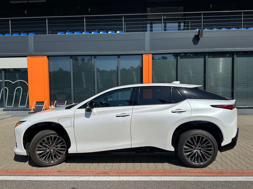 Nowy Lexus RZ 500e