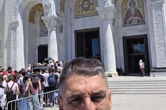 (VIDEO) KRISTIJAN GOLUBOVIĆ ISPRED HRAMA SVETOG SAVE Pokazao koliko ljudi čeka u redu da se pokloni Časnom pojasu Presvete Bogorodice: 