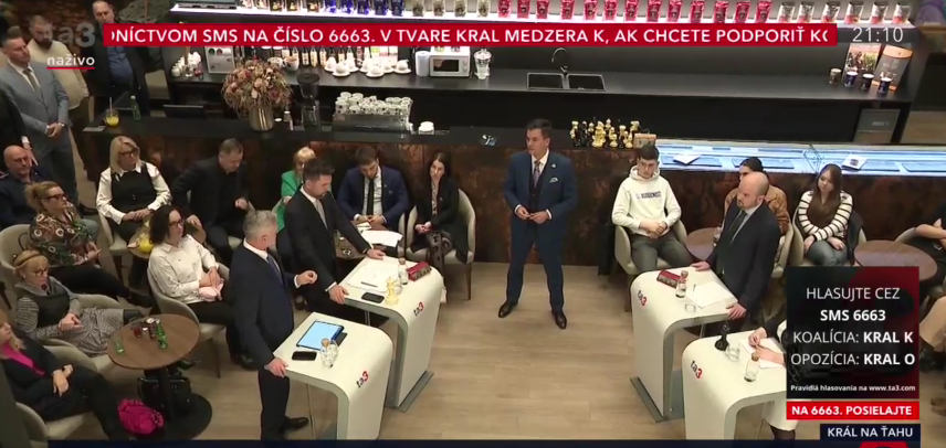Tibora Gašpara a Richarda Takáča prišli podporiť kontroverzné mená: Daniel Bombic (vľavo v modrom obleku) a Oskar Rózsa.