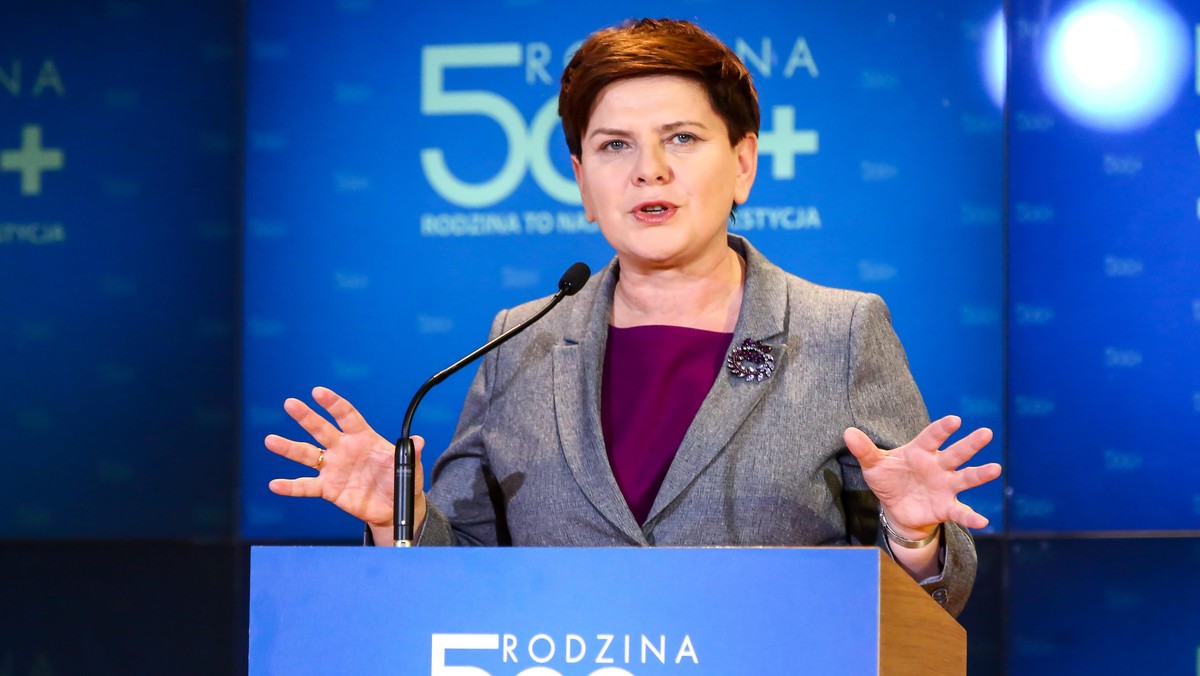 Beata Szydło podpisała umowę współpracy z bankami w programie Rodzina 500 plus 