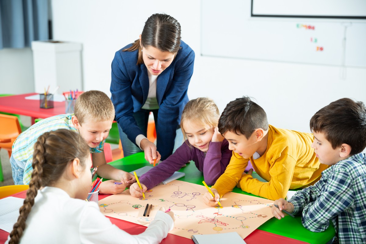 Czy niepubliczne przedszkole może wypłacić z dotacji oświatowej premie dla pracowników?
