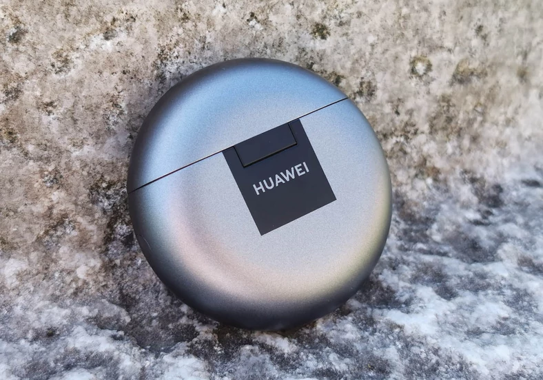 Huawei FreeBuds 4 - niewielkie, płaskie etui transportowe bez problemu zmieści się w kieszeni spodni