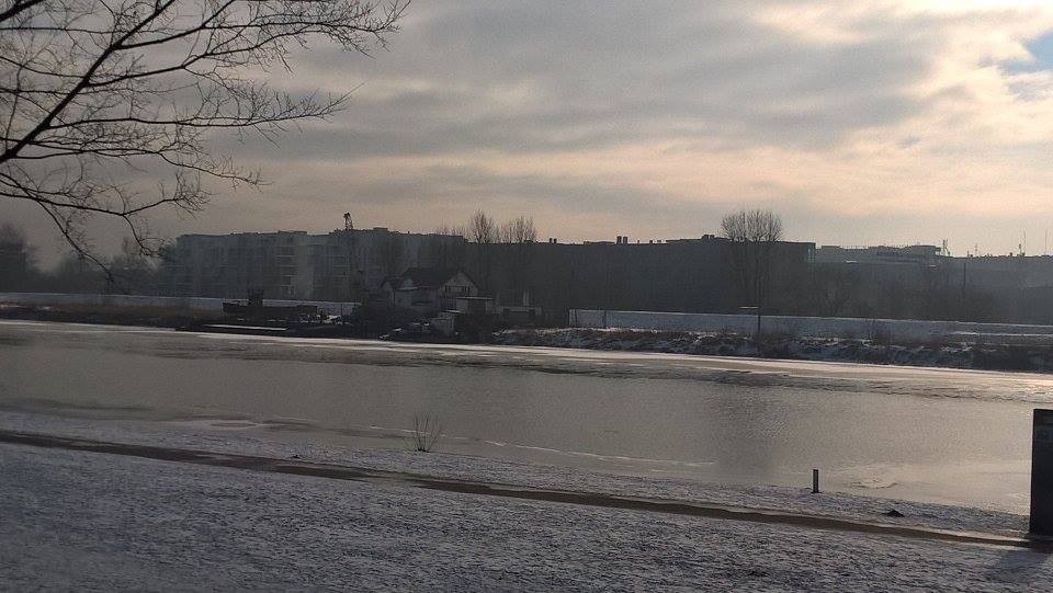 Widok na Wisłę od strony Grzegórzek. W tle nabrzeże, gdzie w wirniku łodzi znaleziono szczątki Kasi