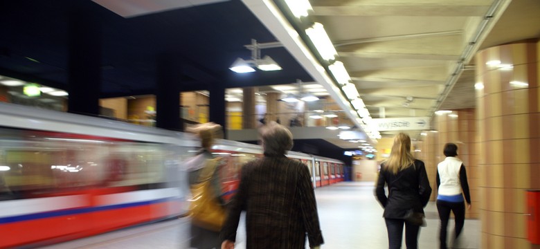 Zamknięte kolejne stacje metra. "Mamy pasażera, który źle się poczuł"