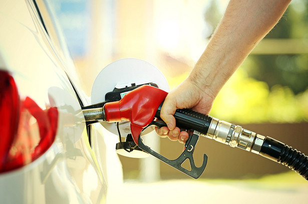 Czy opłata za zużyte paliwo z tytułu zwrotu niezatankowanego samochodu używanego przez pracownika do celów prywatnych podlega opodatkowaniu VAT?