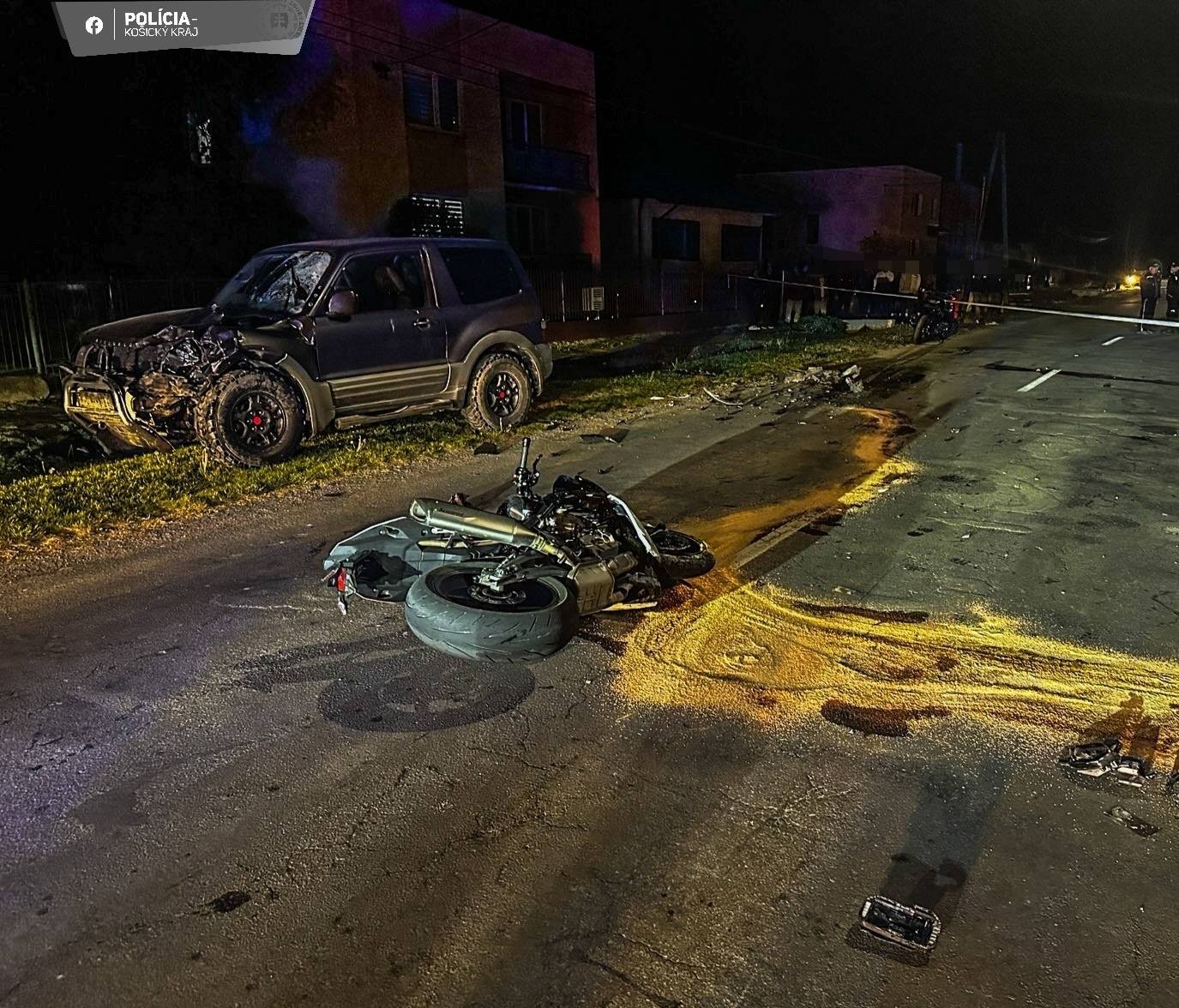 Motocyklista neprežil zrážku s autom.