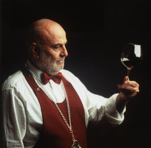 <b> 8. Le Pre Catelan (Paryż) </b>
<br></br> 
Wyszukane wina i wysokie ceny znajdziemy również w restauracji Le Pre Catelan, usytuowanej w XIX-wiecznym paryskim parku Bois de Boulogne. By zaspokoić podniebienie siedmiodaniowym posiłkiem należy mieć przy sobie 225 dolarów. Jeśli gość nie jest aż tak głodny, może zamówić sobie zestaw letni za 199 dolarów. Klient restauracji może również liczyć na profesjonalną pomoc sommeliera, który do każdej potrawy dobierze mu odpowiednie wino.