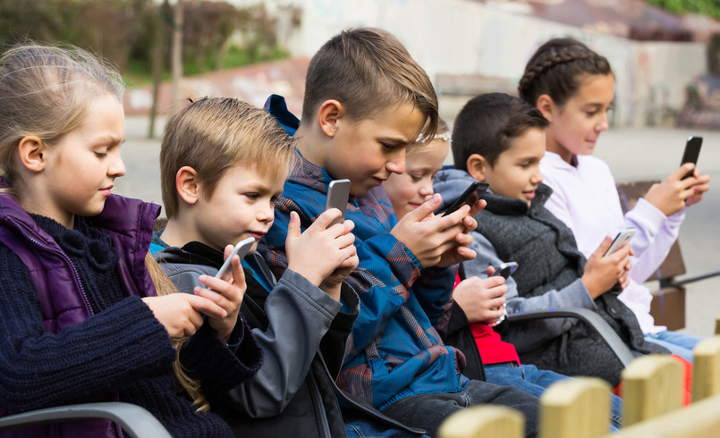 dzieci ze smartfonami
