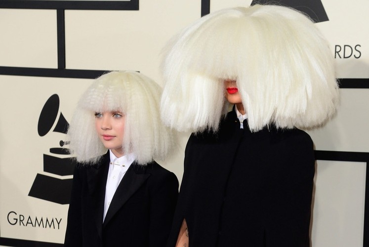 Im dziwniej tym głośniej? Gwiazdy na Grammy: Sia i Maddie Ziegler