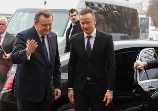 Héjj: Szef węgierskiej dyplomacji jak 'orędownik pokoju' w Mińsku. Kreacja udana przeciętnie [OPINIA]