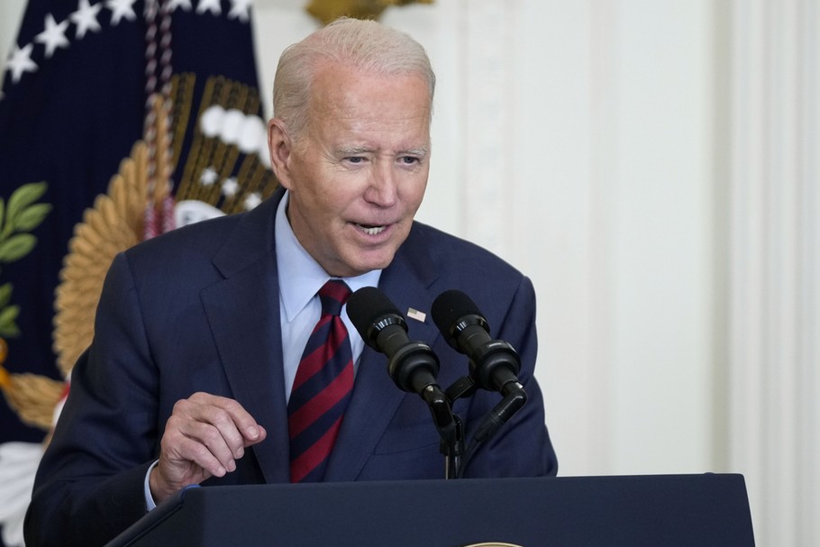 Ukraińcom kończy się amunicja — powiedział Joe Biden. Amerykański prezydent podjął decyzję, by zaopatrzyć wojska Kijowa w niszczycielskie pociski kasetowe. Określił, że była to "trudna" decyzja.