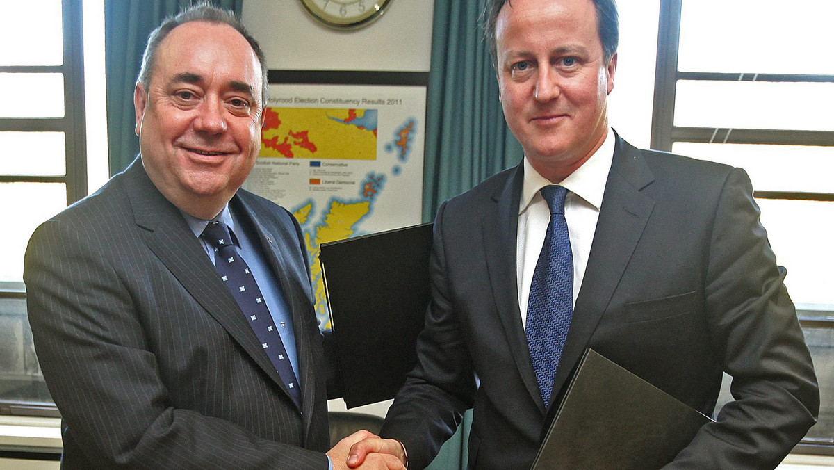 Premier Wielkiej Brytanii David Cameron oraz pierwszy minister autonomicznego rządu Szkocji Alex Salmond uzgodnili dziś w Edynburgu szczegóły formalne dotyczące szkockiego referendum niepodległościowego, wyznaczonego na 2014 rok.