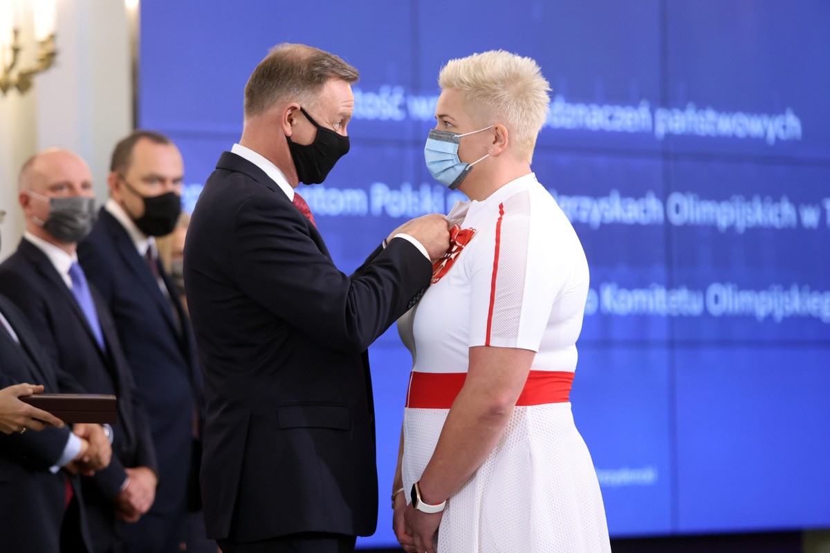 Prezydent RP Andrzej Duda (L) i trzykrotna mistrzyni olimpijska w rzucie młotem Anita Włodarczyk (P) podczas uroczystości wręczenia odznaczeń państwowych reprezentantom Polski startującym na XXXII Letnich Igrzyskach Olimpijskich rozgrywanych w Tokio