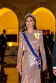 Katalin hercegné és Vilmos herceg egy különleges alkalomból a jordániai Ammánban jártak: Hussein trónörökös és Rajwa Al Saif összekötötték az életüket a Zahran-palotában. A különleges alkalomhoz különleges megjelenés dukál és ezt Katalin hercegné is nagyon jól tudja. Ez a Jenny Packham ruha és a Lover's Knot tiara az egyik legjobb kombináció, amit 2023-ban láttunk tőle. 