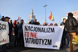 Kilkadziesiąt osób z tęczowymi flagami na rondzie Dmowskiego. "No pasarán"