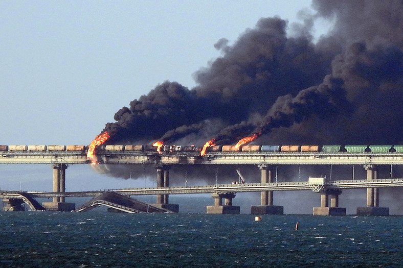  Czarny dym unoszący się z ognia na moście Kerczeńskim po eksplozji ciężarówki, 8 października 2022 r. 