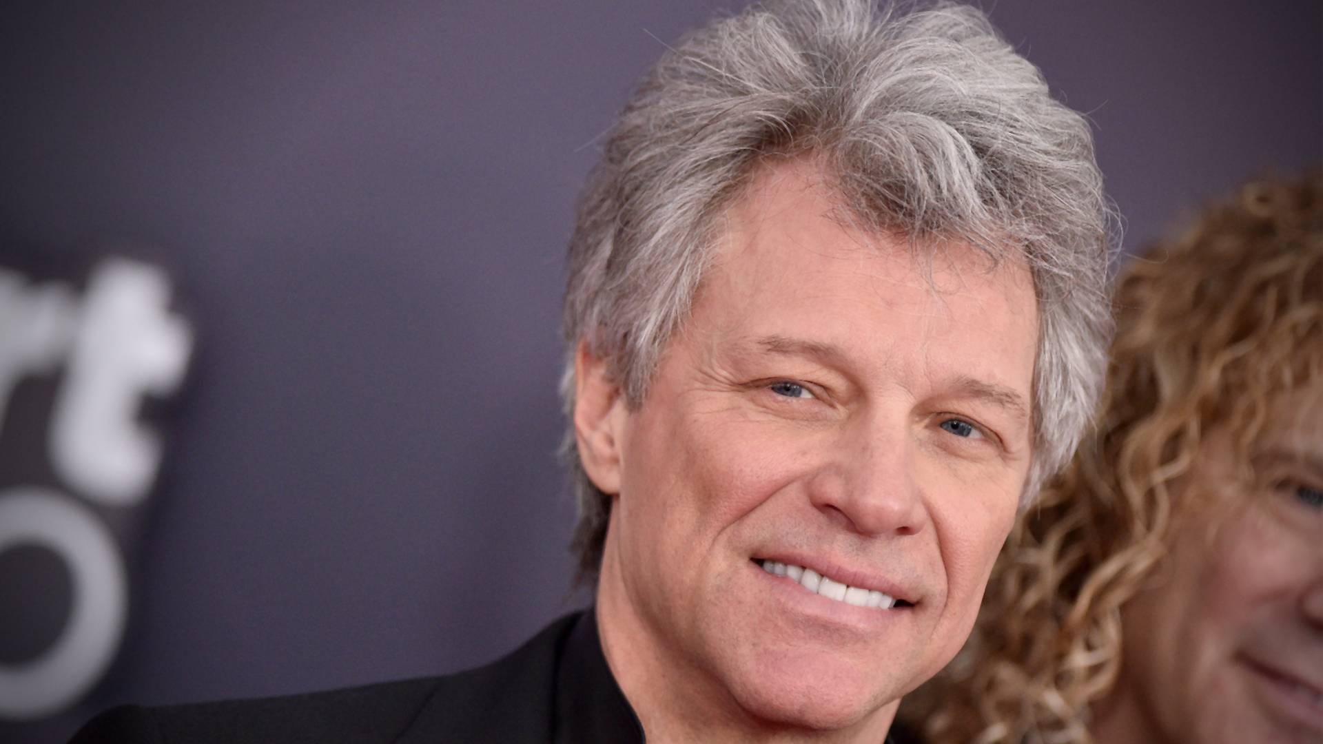 Jon Bon Jovi pomáha v boji s koronavírusom, v neziskovej reštaurácii umýval riady