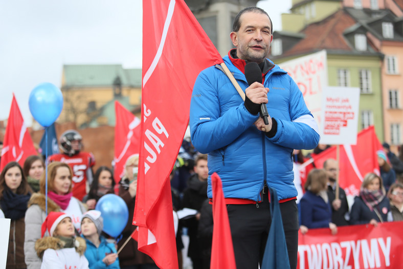 Ks. Jacek Stryczek przemawia na marszu z udziałem wolontariuszy Szlachetnej Paczki. Warszawa, 18 listopada 2017 r.