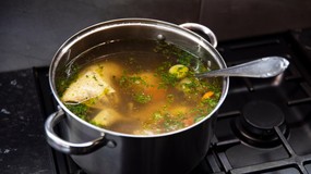 Zapomniane mięso na rosół. Kosztuje grosze i świetnie podkręca smak