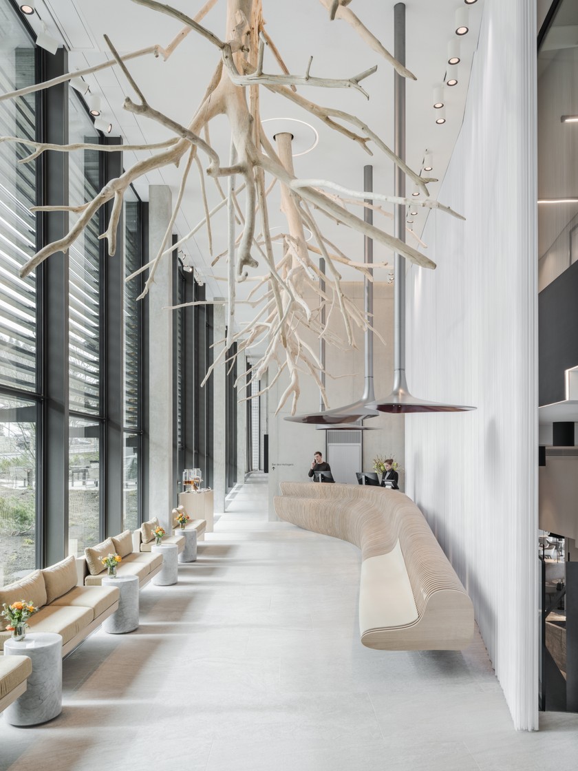 Damit will die weltbekannte Uhrenmarke, dass Besucher auch über Nacht ausreichend Schönes zu bewundern haben. 