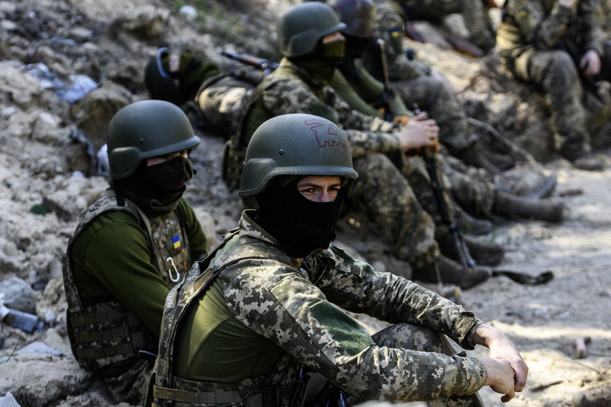 Żołnierze ukraińscy biorą udział w ćwiczeniach wojskowych w obwodzie kijowskim, 10 kwietnia 2024 r.