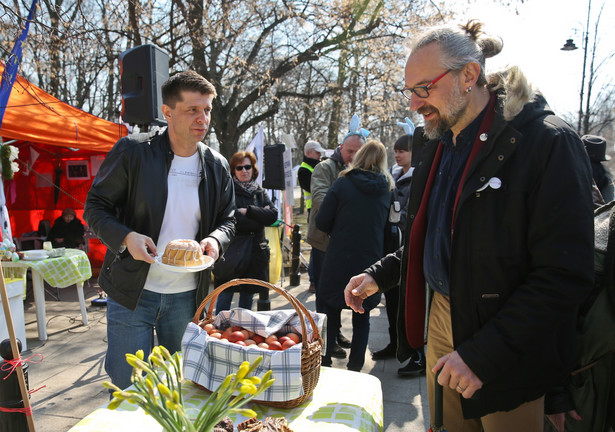 Mateusz Kijowski i Ryszard Petru na wielkanocnym spotkaniu KOD przed KPRM.