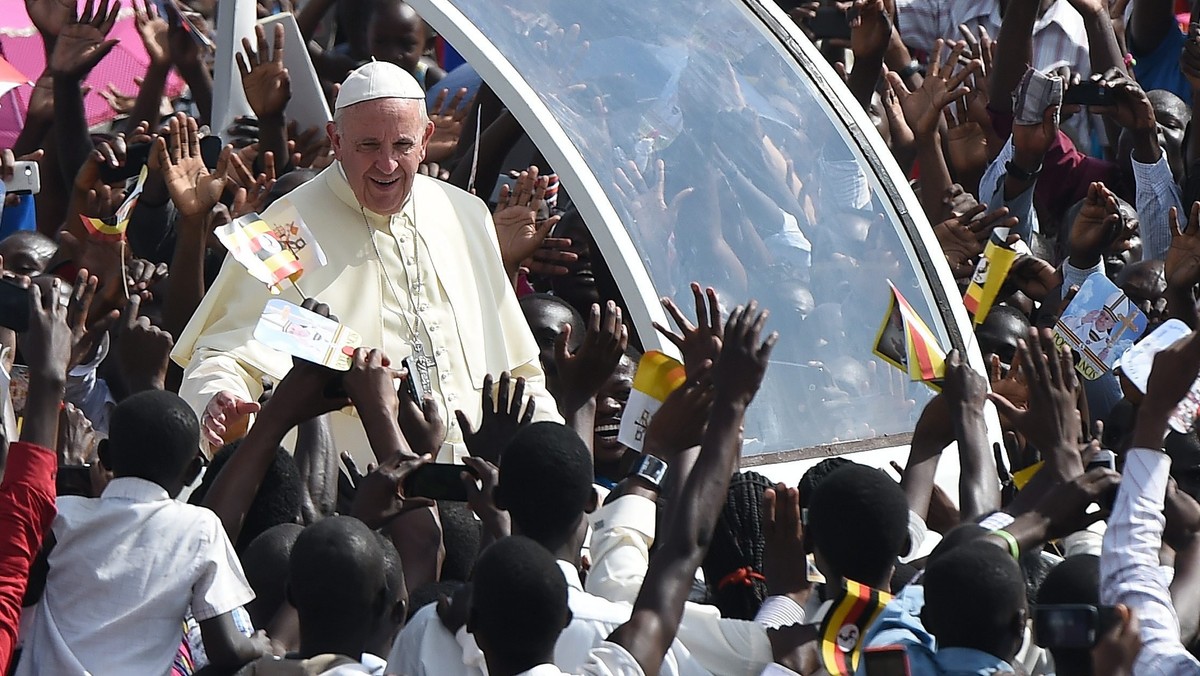 Papież Franciszek, składający wizytę w Ugandzie, spotkał się w stolicy kraju, Kampali, ze 150 tysiącami młodych ludzi. Mówił im, że negatywne doświadczenia można przemienić w pozytywne, a wojnę i nienawiść - w pokój i miłość.