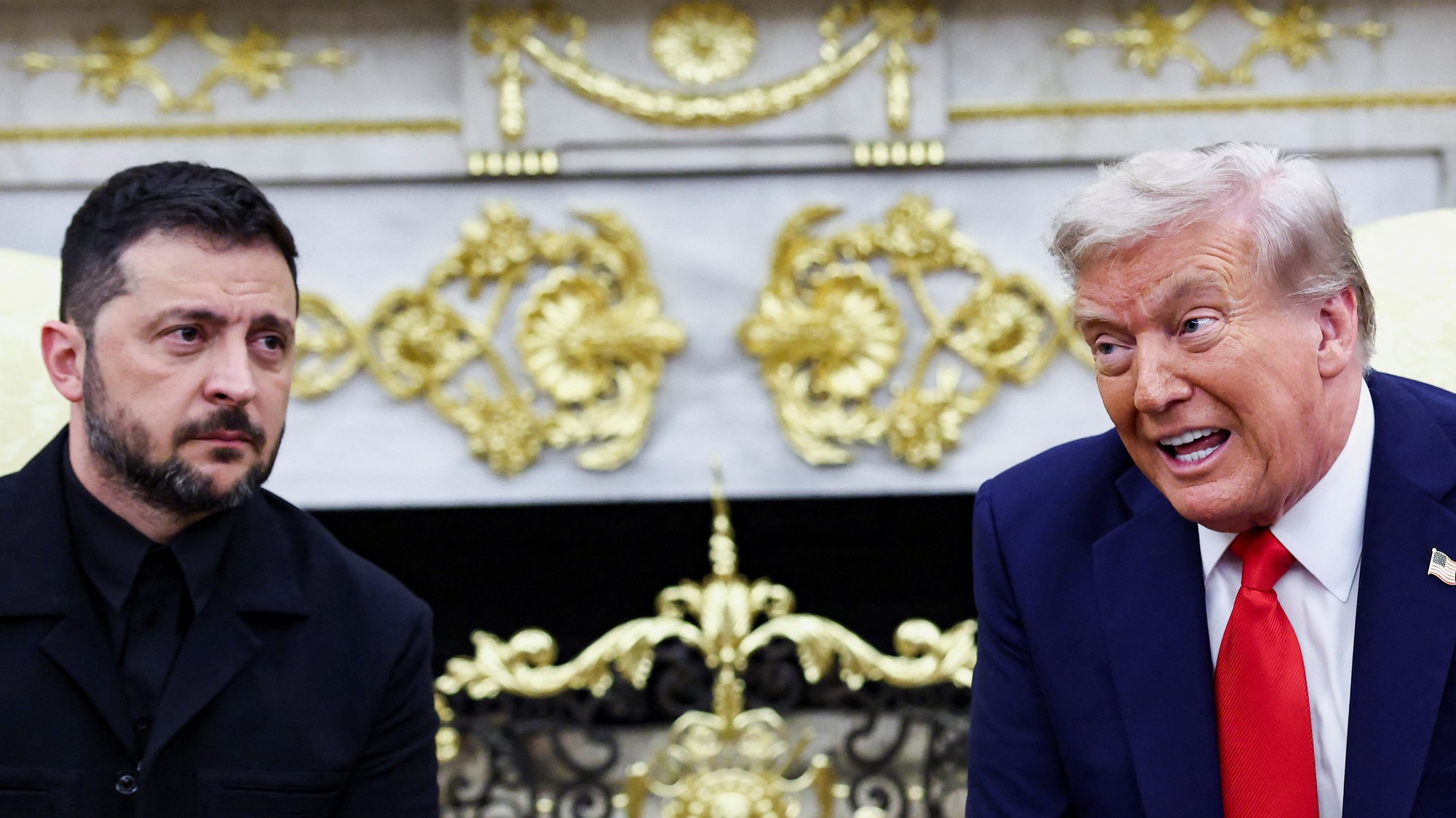 Ukrajinský prezident Volodymyr Zelenskiy reaguje na prejav amerického prezidenta Donalda Trumpa počas stretnutia v Oválnej pracovni Bieleho domu.