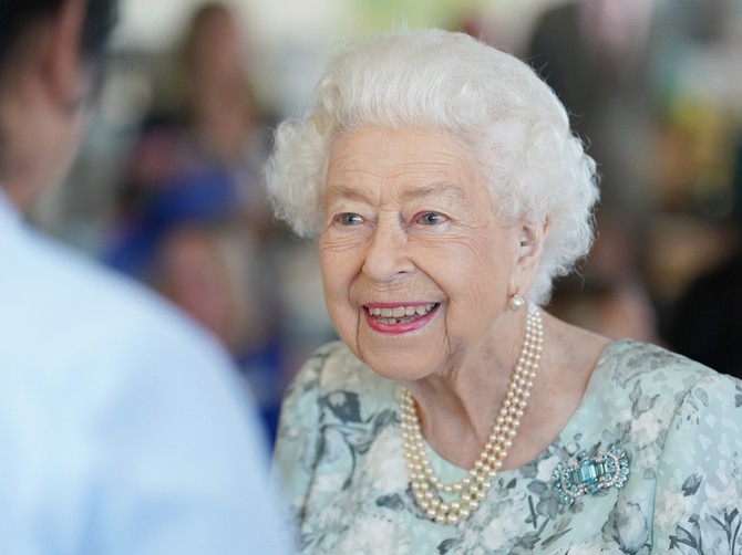 Zašto kraljica Elizabeta uvek nosi bisere