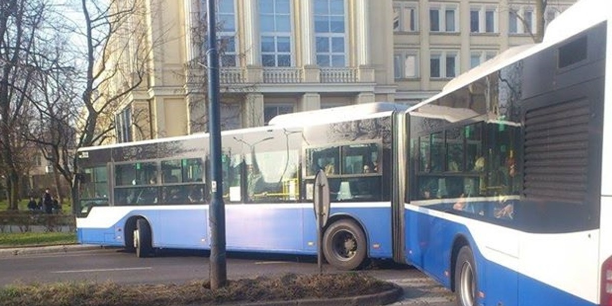 Brawurowe zawracanie kierowcy autobusu