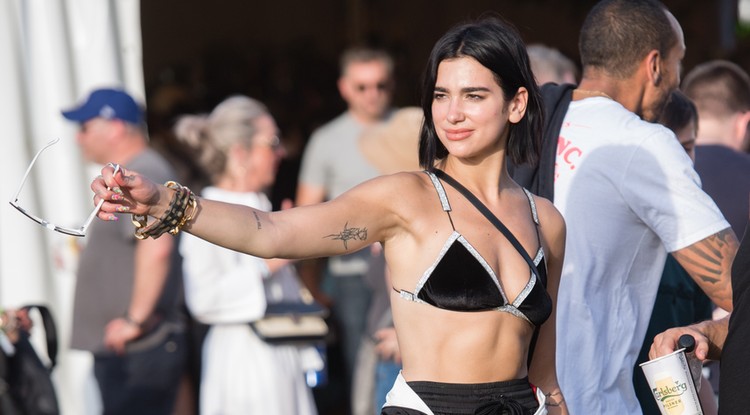 Dua Lipa a Glastonbury fesztiválon