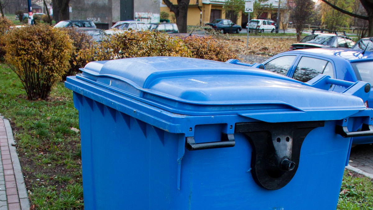 Dwuletnią umowę na wywóz śmieci w Częstochowie podpisali w poniedziałek przedstawiciele samorządu i firmy Remondis. Po wcześniejszym odstąpieniu od podpisania umowy przez dwóch tańszych oferentów, miasto zawarło ją z firmą, która w przetargu złożyła najdroższą ofertę.