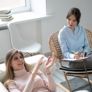 Pszichológus vagy pszichiáter? Mikor, melyik szakember segíthet igazán