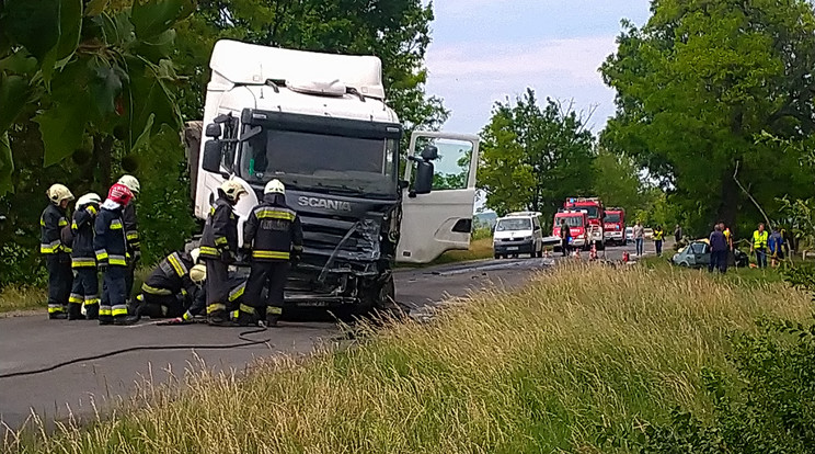Horrorbaleset Vértesboglárnál, kamionnal ütközött egy autó / Fotó: Blikk